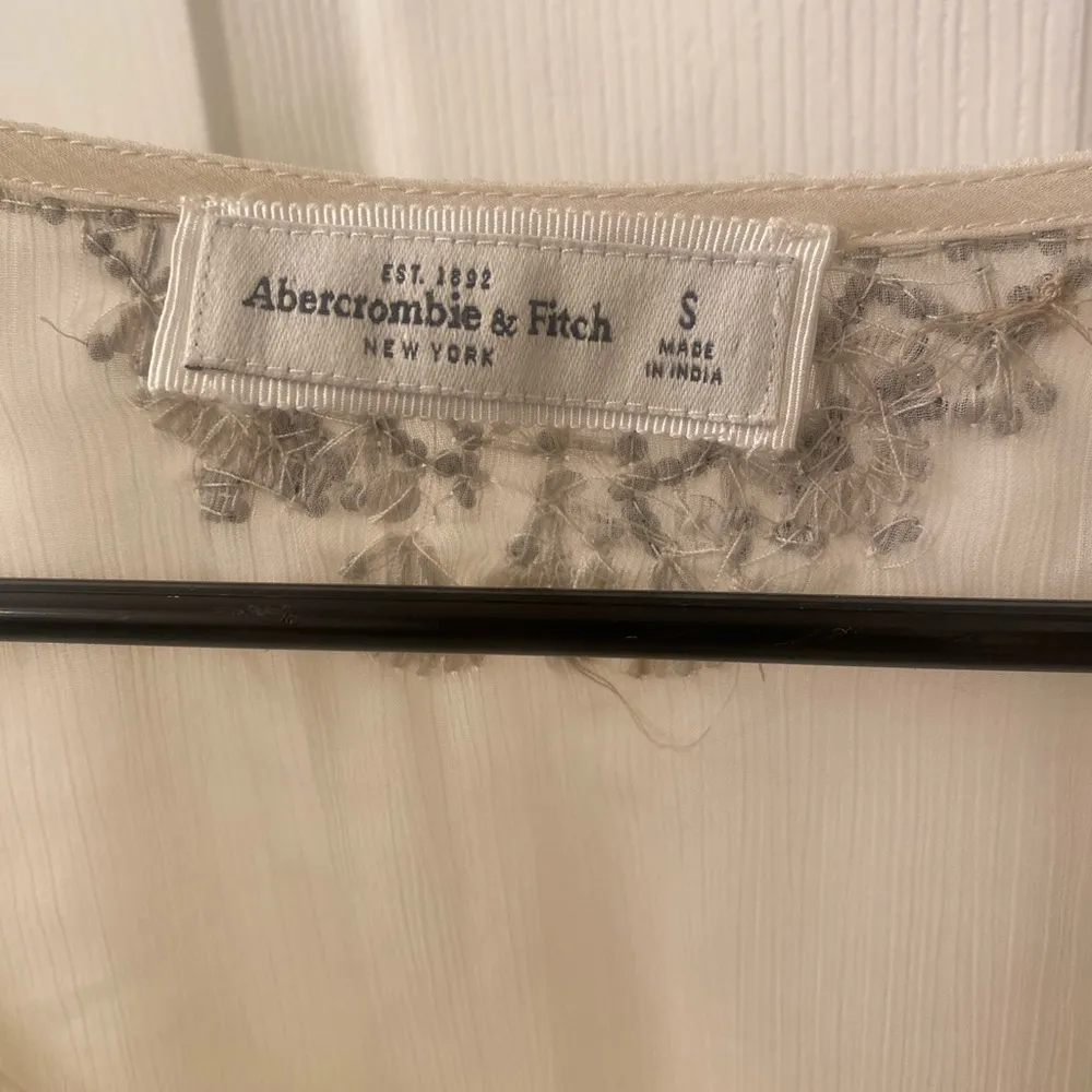 Abercrombie and Fitch Vintage Embroidered Cream Women's Top size small - Image 4