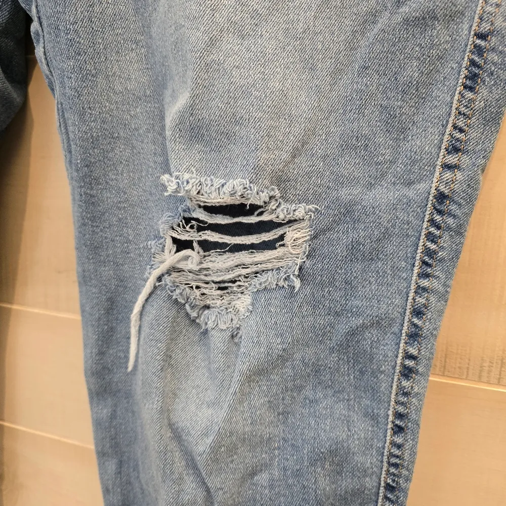 {20} Levi's Signature Heritage Boyfriend Cropped Denim Jeans - Image 4