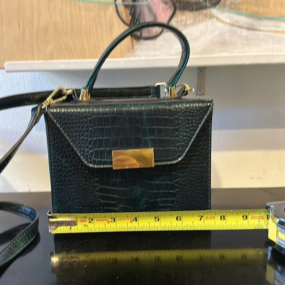 Emerald green crocodile embossed leather handbag - Image 6