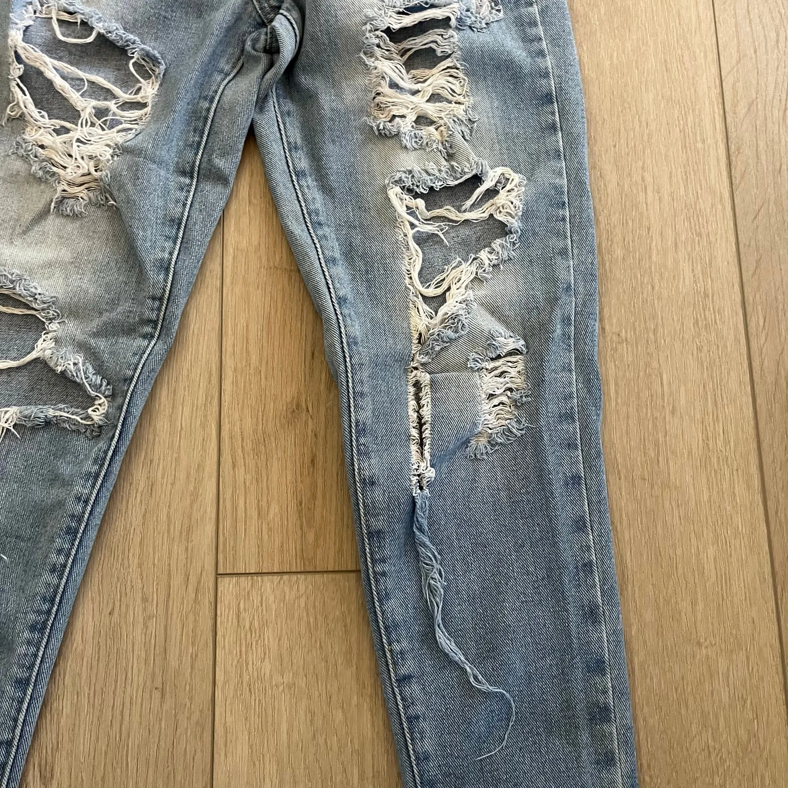 Bullhead Denim Co. Women’s Light Wash Distressed Boyfriend Jean Sz 3 Blue - Image 4