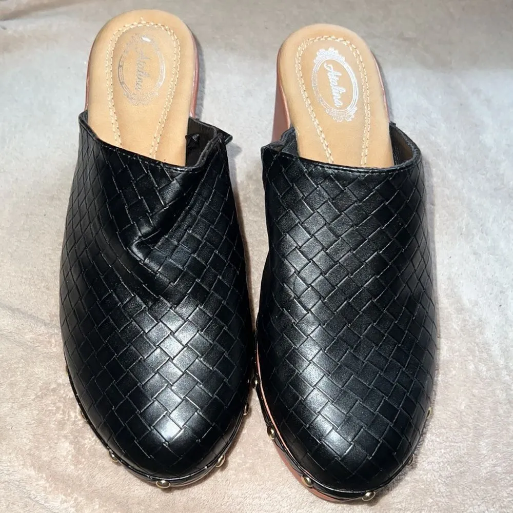✨ NWOT✨ATALINA FAUX LEATHER WOVEN PATTERN STUDDED HEELED CLOGS✨ Black Size 10 - Image 2
