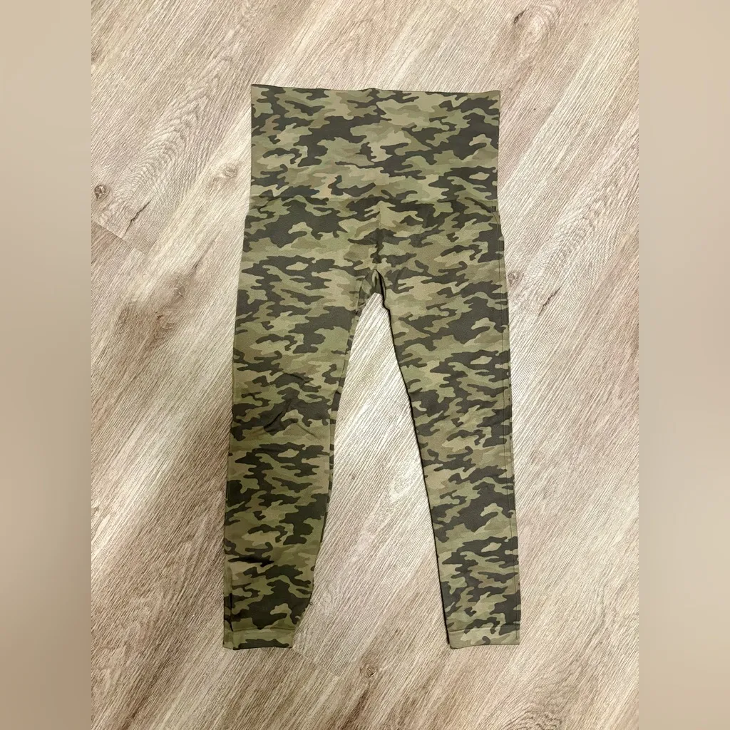 Spanx Look At Me Now Seamless Leggings Camo Cropped* - Image 2
