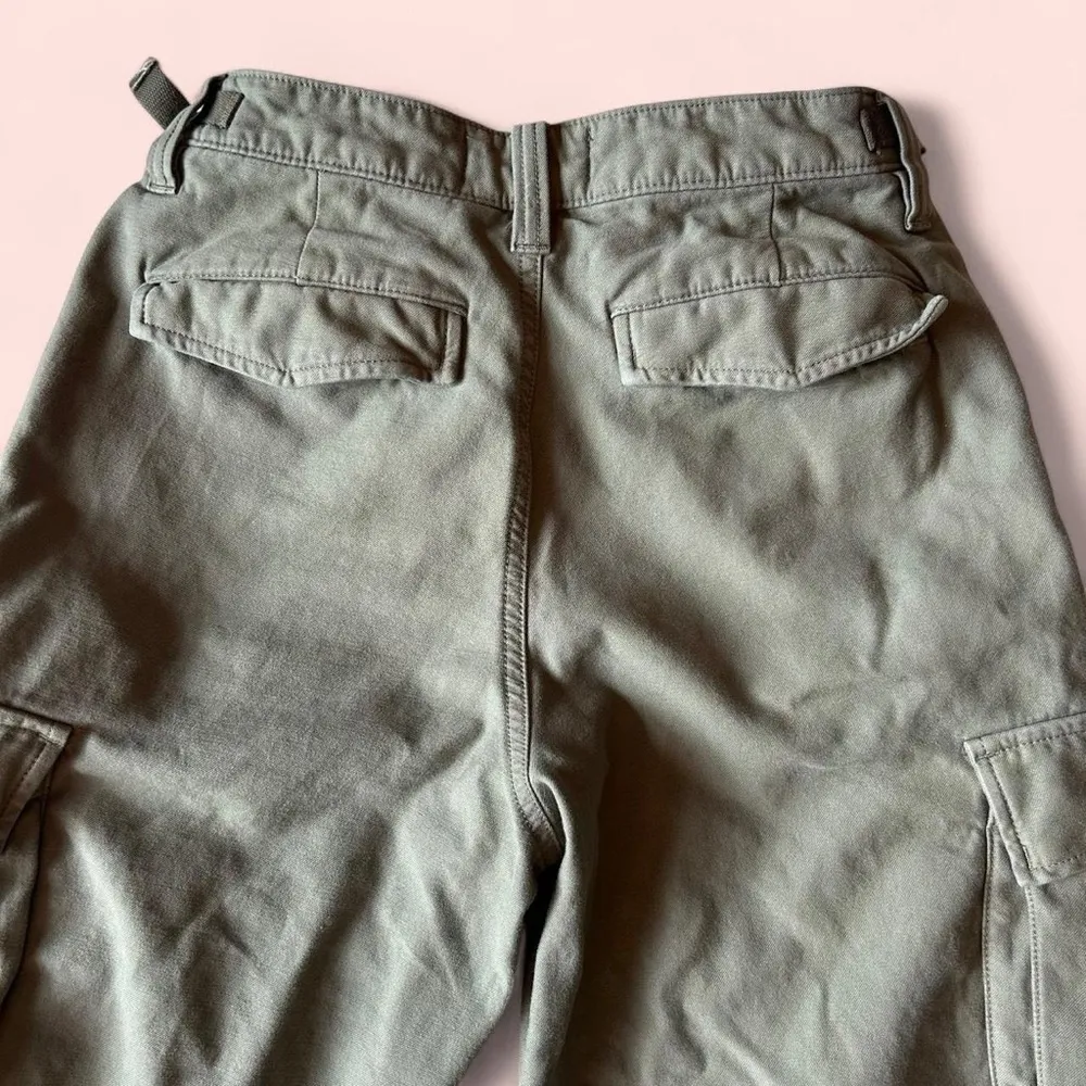 Aritzia TNA Supply Relaxed Cargo Pants in Utility Green - Image 6