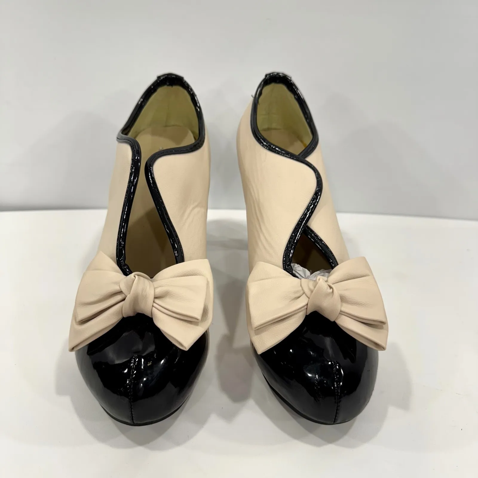 80s Vintage Chic Bow Cap Toe Pumps Cream Black Vegan Leather Heels 7.5 - Image 3