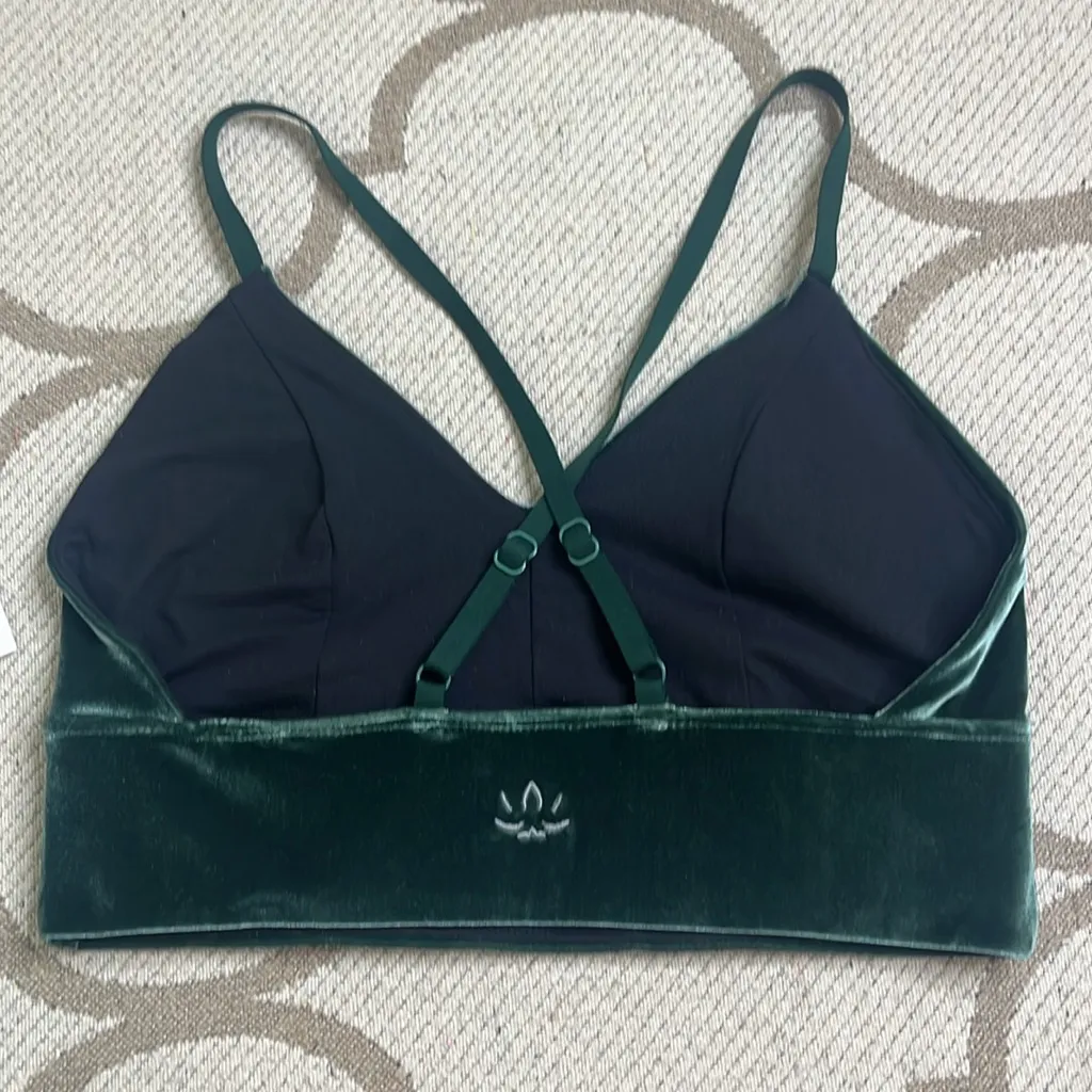 Beyond Yoga VIP Long Line Bra forest green velvet crisscross bra, size medium - Image 8