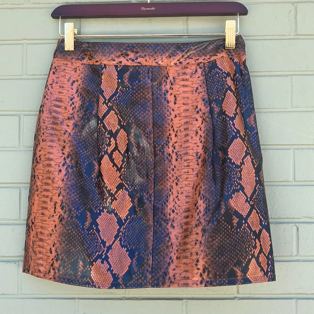 Shein faux leather reptile print mini skirt woman’s size small - Image 6