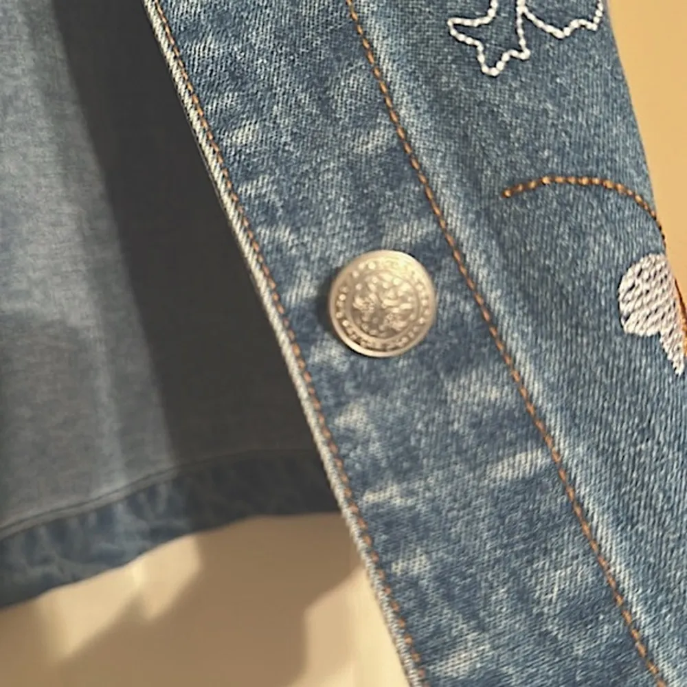 White Stag Women’s Small (4/6) Floral Embroidered Jean Jacket Vintage 90s Denim - Image 6