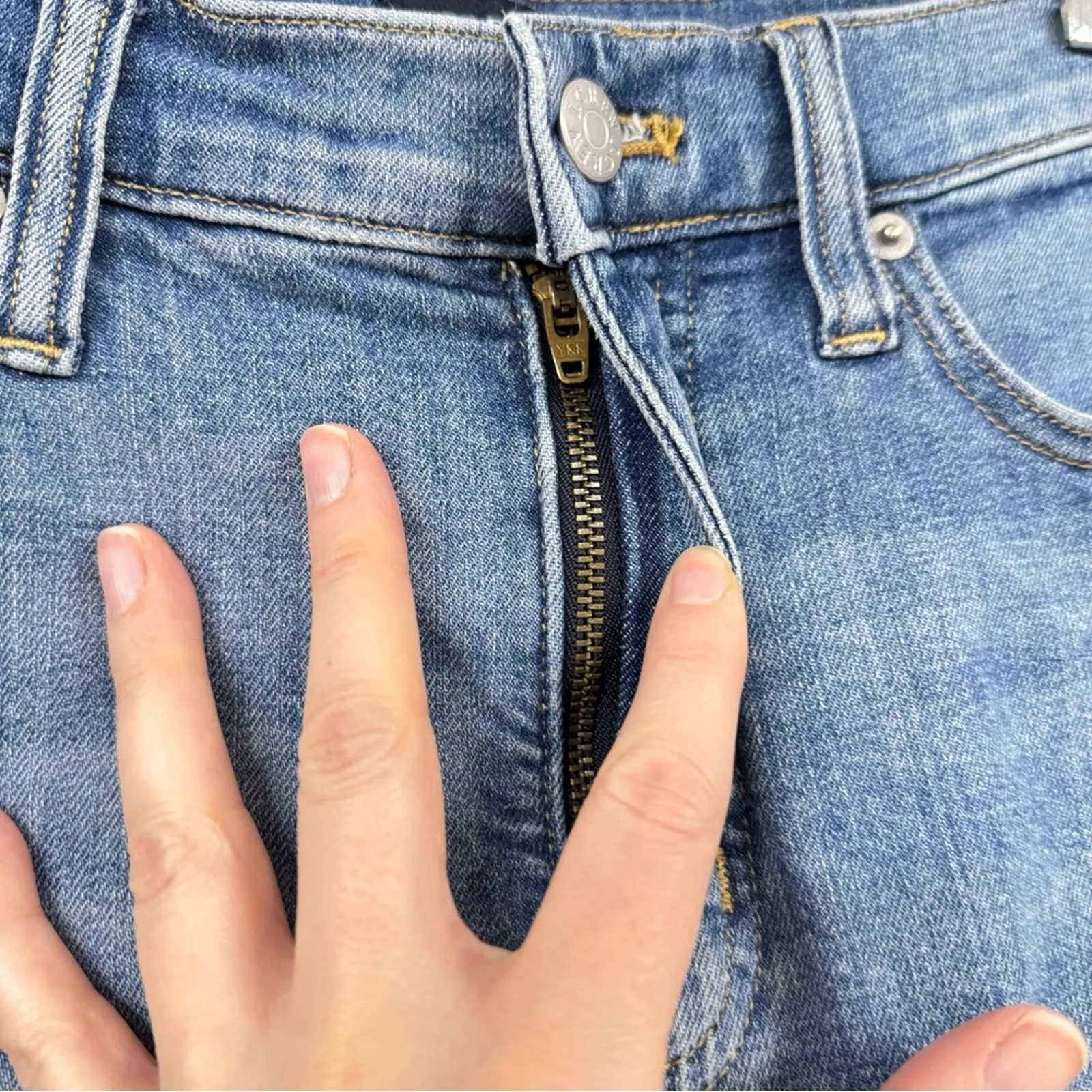 J Crew Light Wash Relaxed Boyfriend Womens Jeans 28 Zip Fly Blue Mid Rise - Image 4