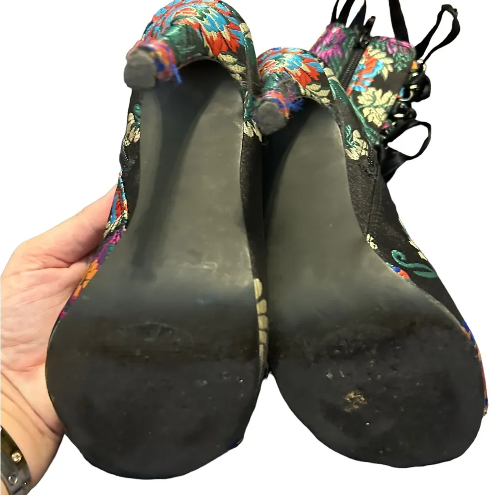 Steve Madden Fuego Brocade Floral
Peep Toe Heels size 7.5 - Image 9