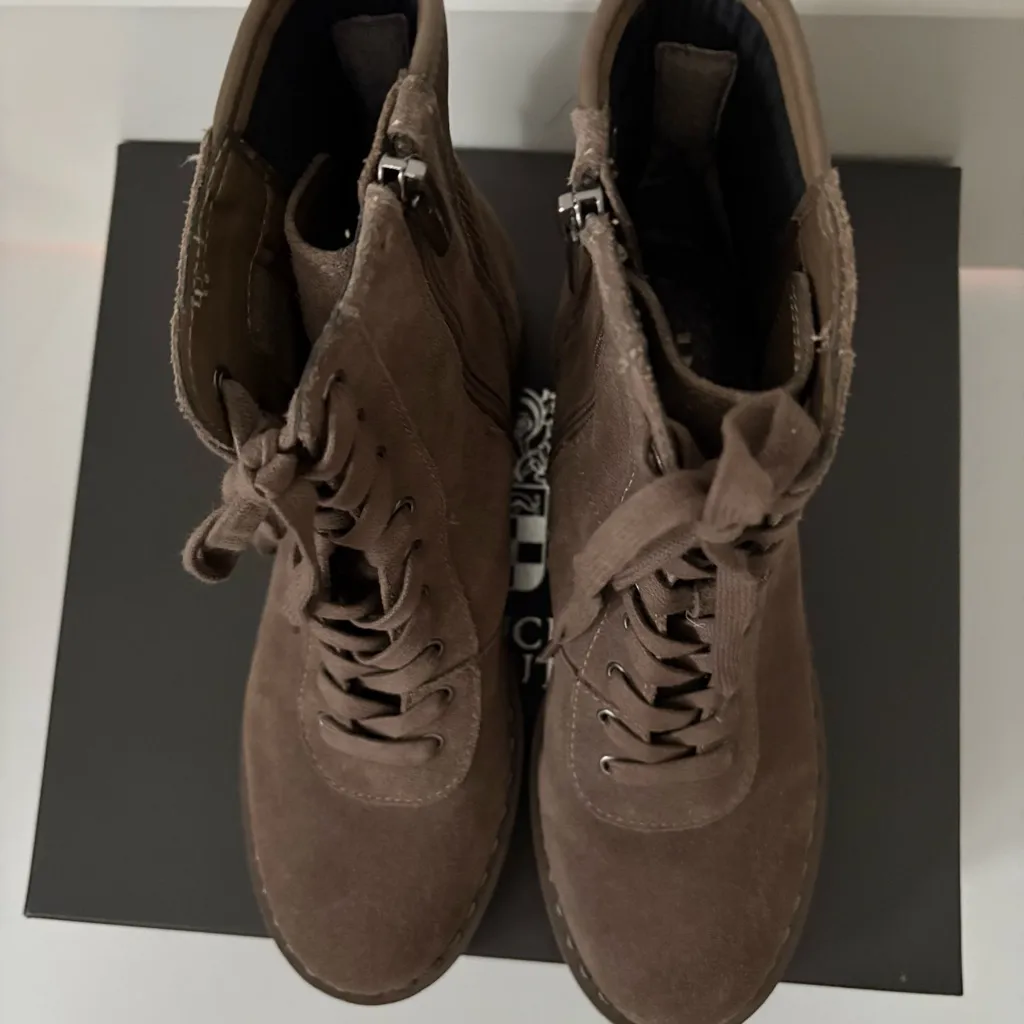 VINCE CAMUTO Mabrela Taupe Suede Urban Lace Up Chunky Platform Combat Boots 8 - Image 4