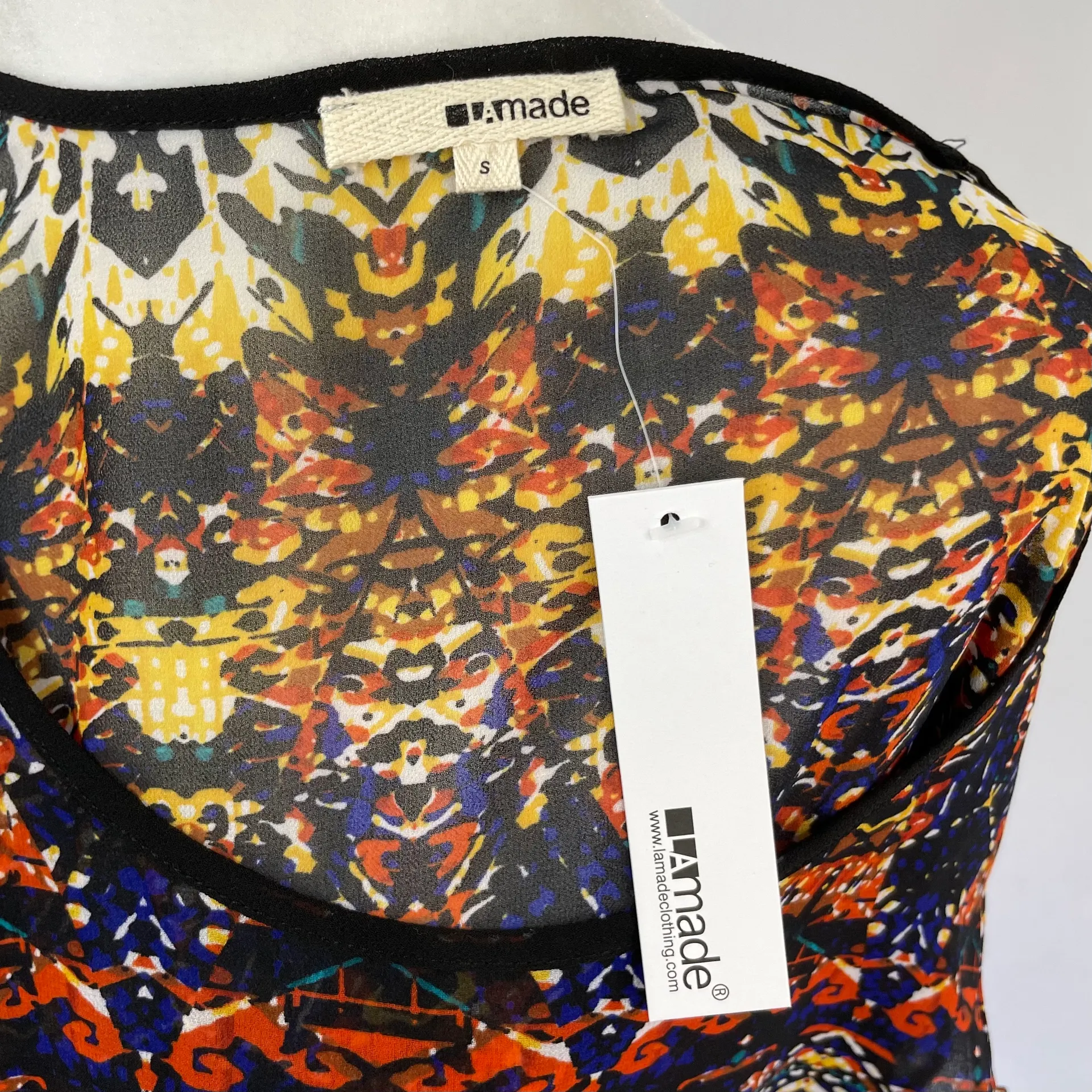 New  Sheer Chiffon Short Sleeve Top High Low Hem Multi Totem Print - Image 13