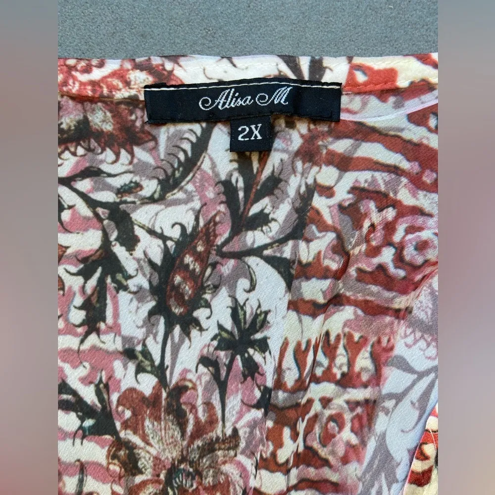 All over print V neck blouse, 2X, short sleeve, great texture, split side seams - Image 4