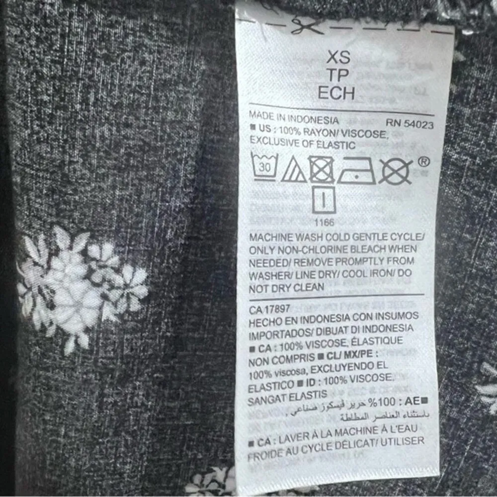 black and white ditsy floral flutter sleeve dress size XS - Image 7