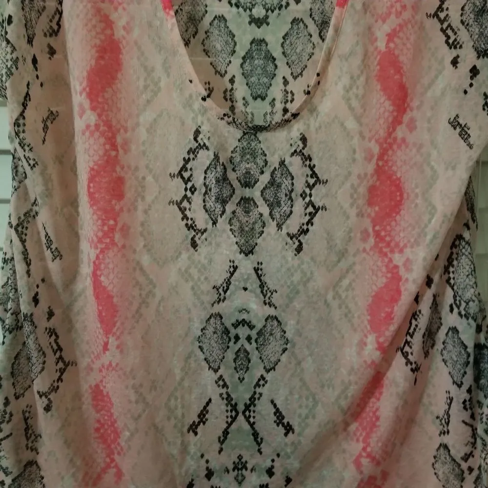 Kenneth Cole medium pink snake print light weight short sleeve top - Image 2