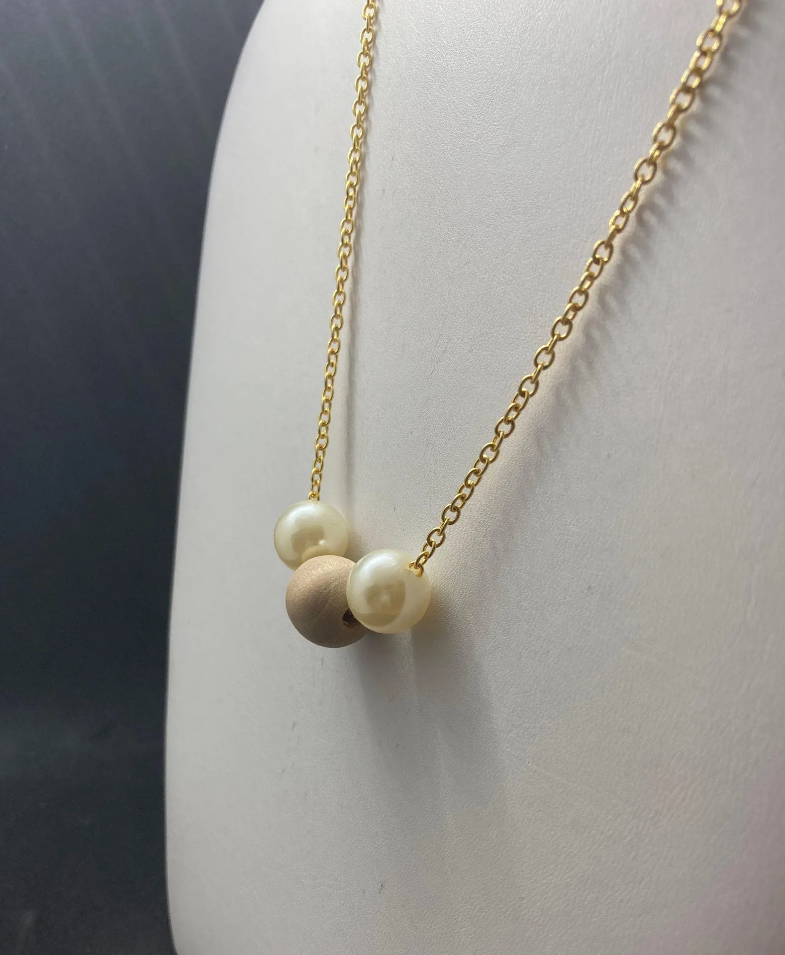 Wood bead and 2 Pearl Beads Chain Necklace - Image 3