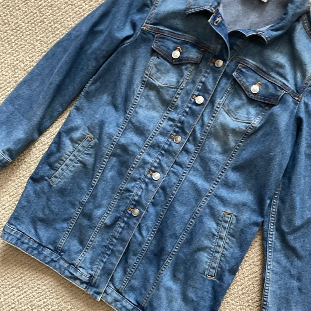 Chico’s Long Denim Jean Jacket Size 8/10 1 Medium Wash Tailored Fit Like New - Image 4
