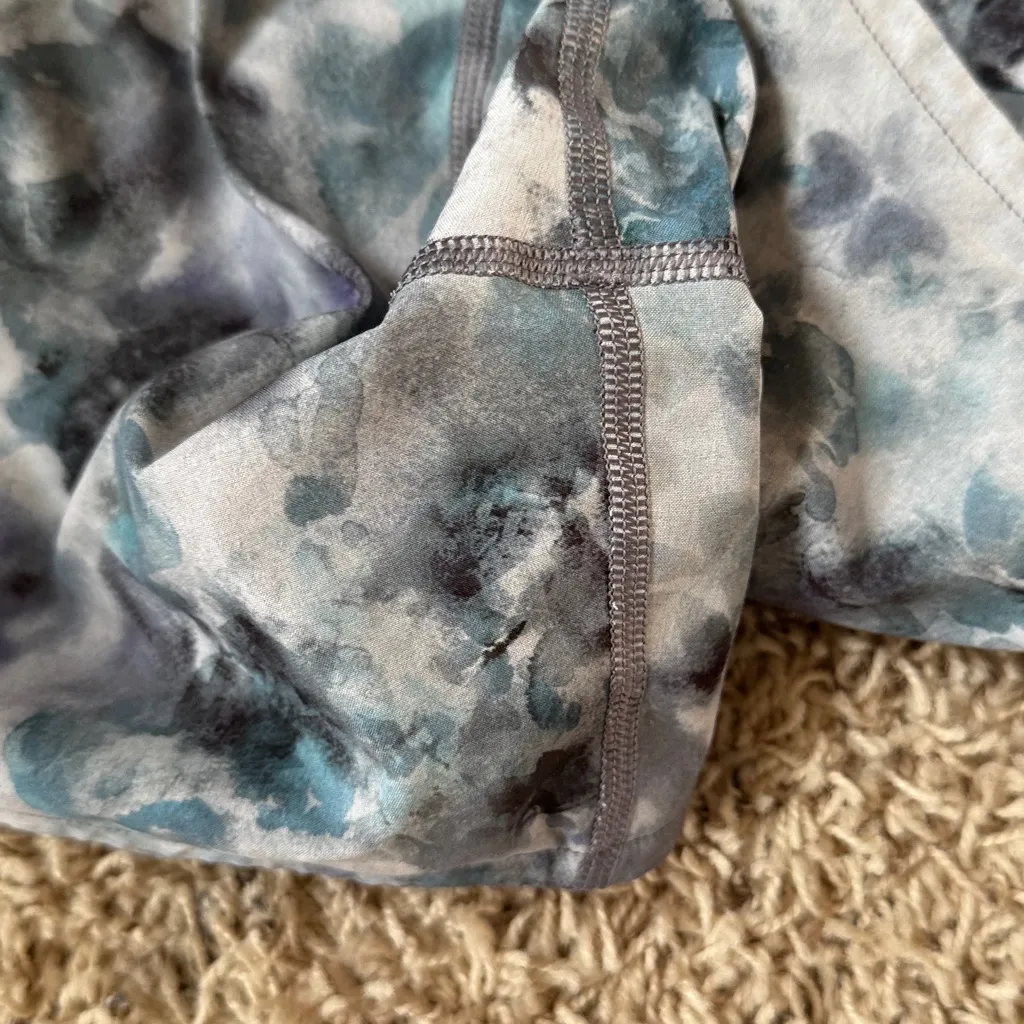 Lululemon Speed Up Low-Rise Short 2.5" in Kaleidofloral Multi / Blue Cast Sz 12 - Image 7