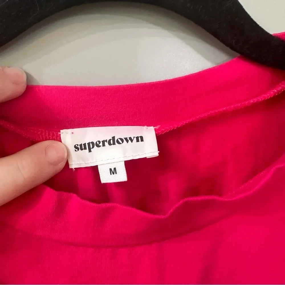 Superdown Candice Crop Top in Hot Pink Raw Hem Cropped Size Medium - Image 5