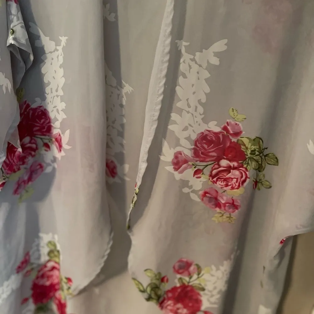 Gray open front chiffon gray & floral kimono jacket beach cover up. Size 2X - Image 5