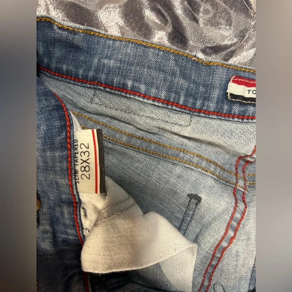 Tommy Hilfiger 28x32 Slim Tapered Jeans - Image 13