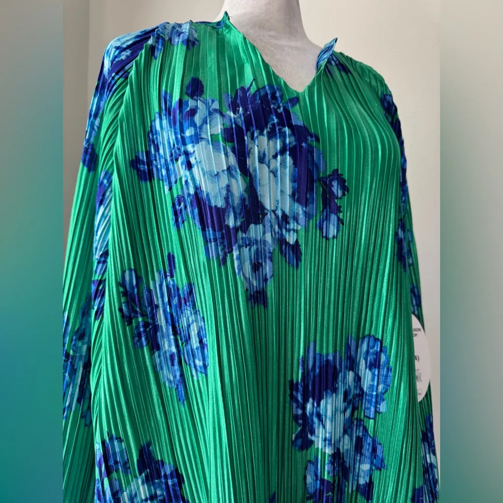 NWT Scoop Green & Blue Floral Print V - Image 4