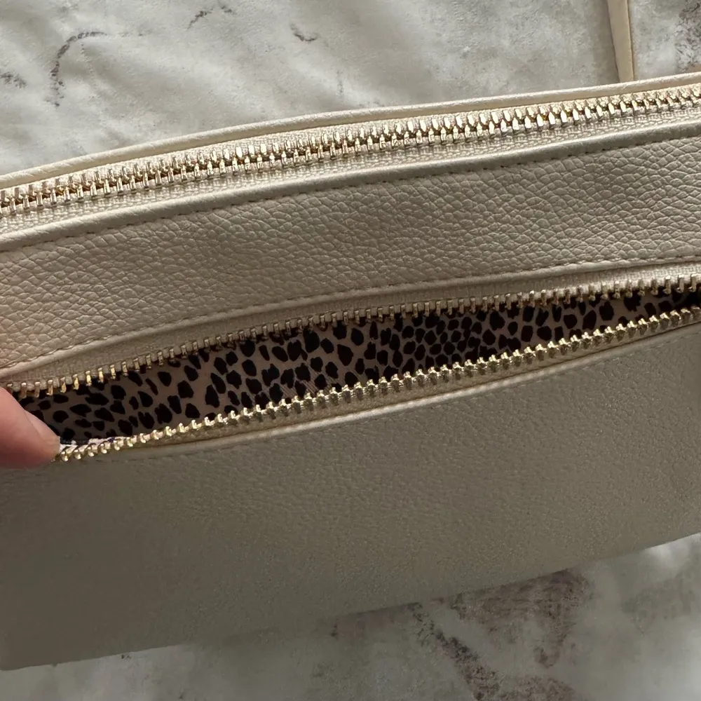 NWOT beige cream pebble vegan leather crossbody bag with animal print, size 8x5 Gold - Image 12