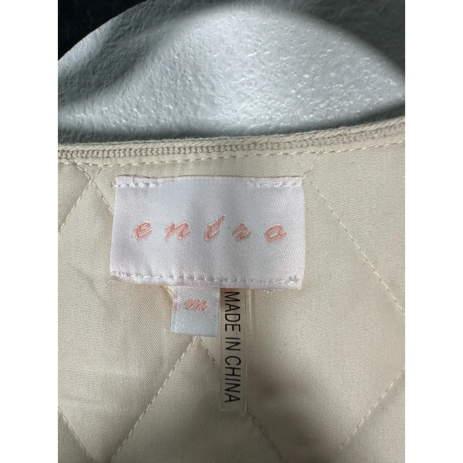 Entro Veada Embroidered Cream Floral Quilted Topper Tie Medium NEW with Tags - Image 4