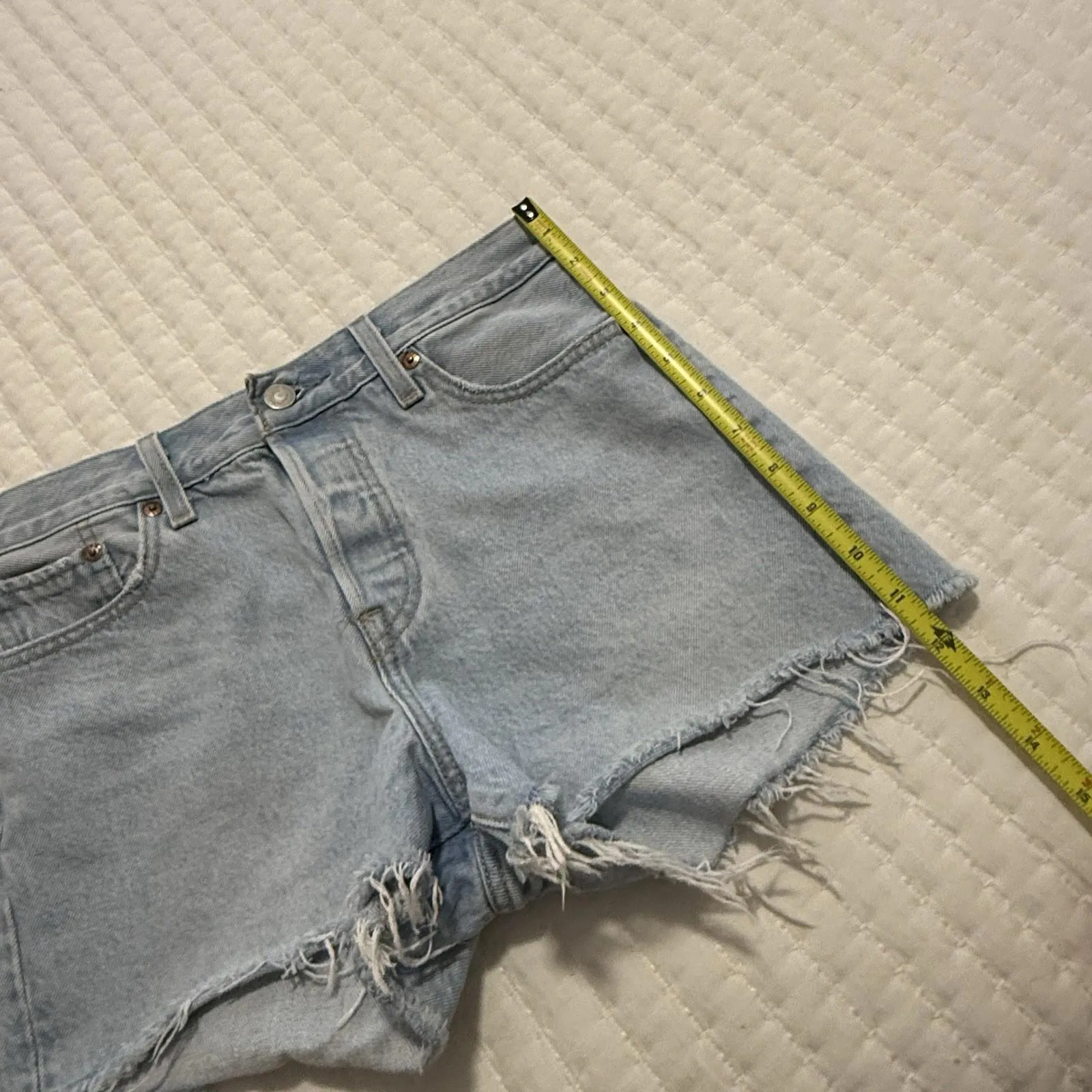 Levi’s Wedge Short Blue Denim High Rise Shorts 26 Waist Raw Hem Distressed - Image 2