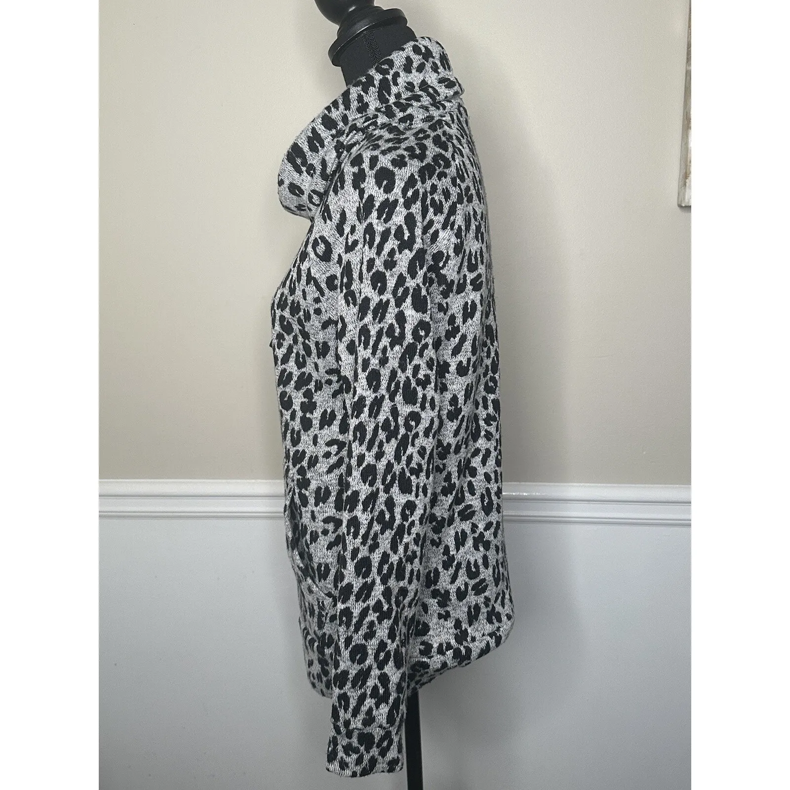 Derek Heart Leopard Print Sweater ~ Size Medium - Image 4