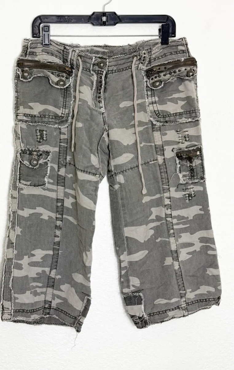 Vintage Y2K Deep Los Angeles Distressed Camouflage Cargo Capri Pants Size Medium Green - Image 1