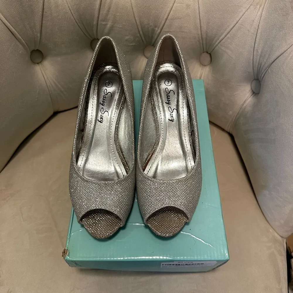 Sassy sexy silver peep toe wedge heels size 7 - Image 2