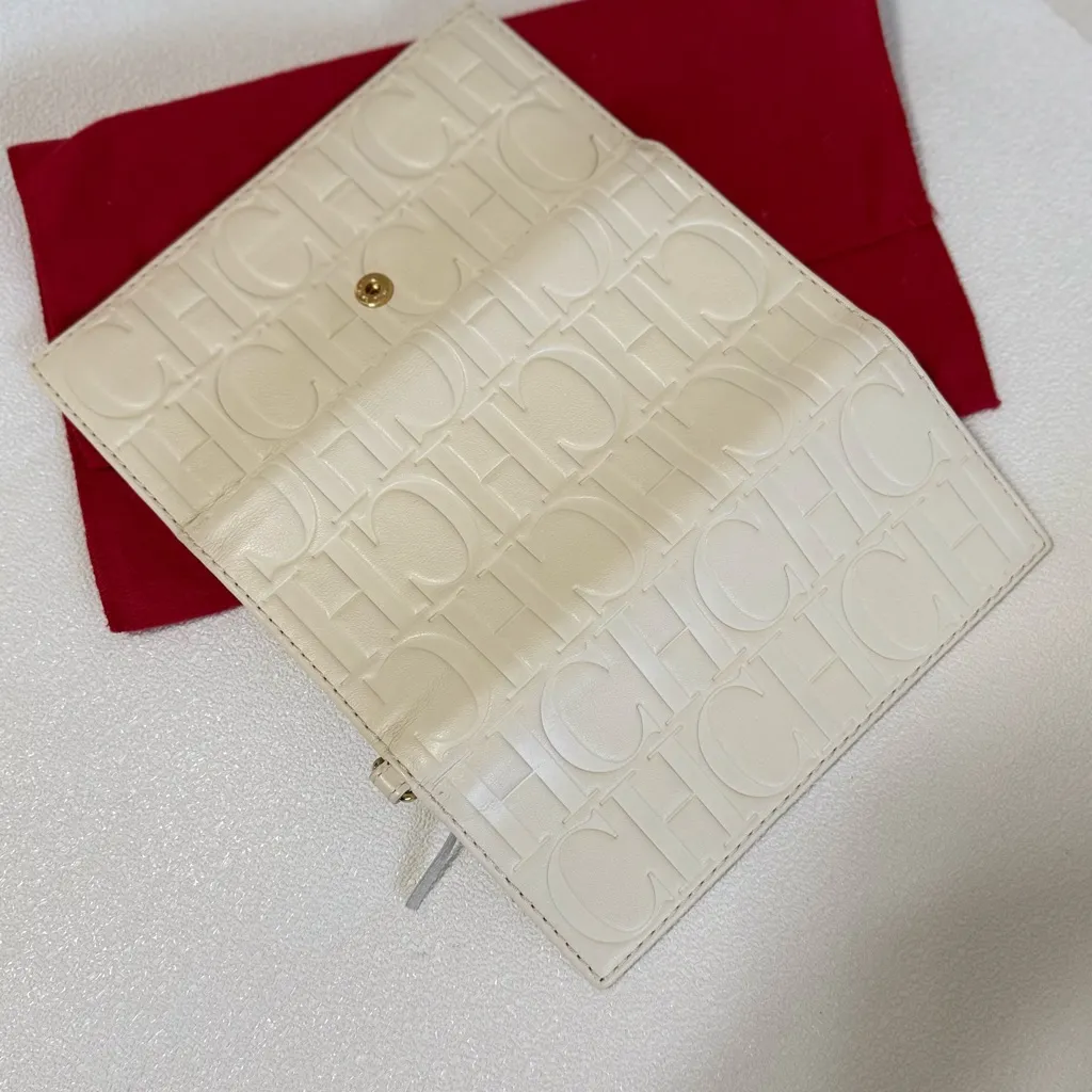 NWOT Carolina Herrera White Leather CHCH handcrafted with removable coin wallet - Image 7