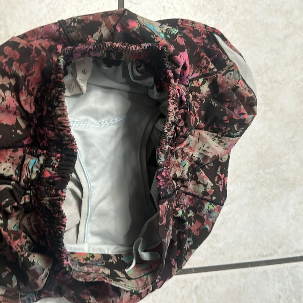 Lululemon Hotty Hot Shorts 4" Stencil Blossom Red Multi /‎ Sheer Blue - Image 10