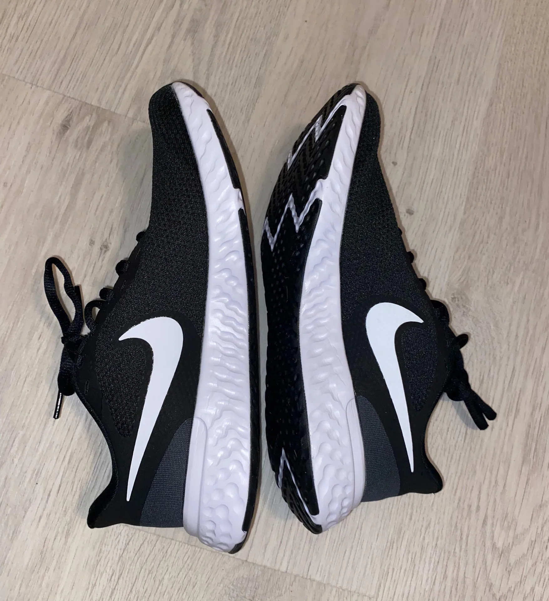 Nike Sneakers Women NEVER WORN - Image 3