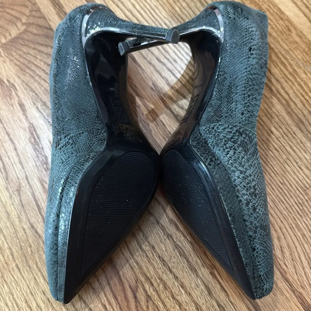 Like new DKNY green snakeskin Suede Heels Classic Pumps 3.5 inch sz 9 - Image 3