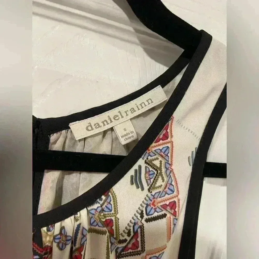 Daniel Rainn Flowy Layered Earth Tone Aztec Print Sleeveles Blouse Button Size S - Image 8