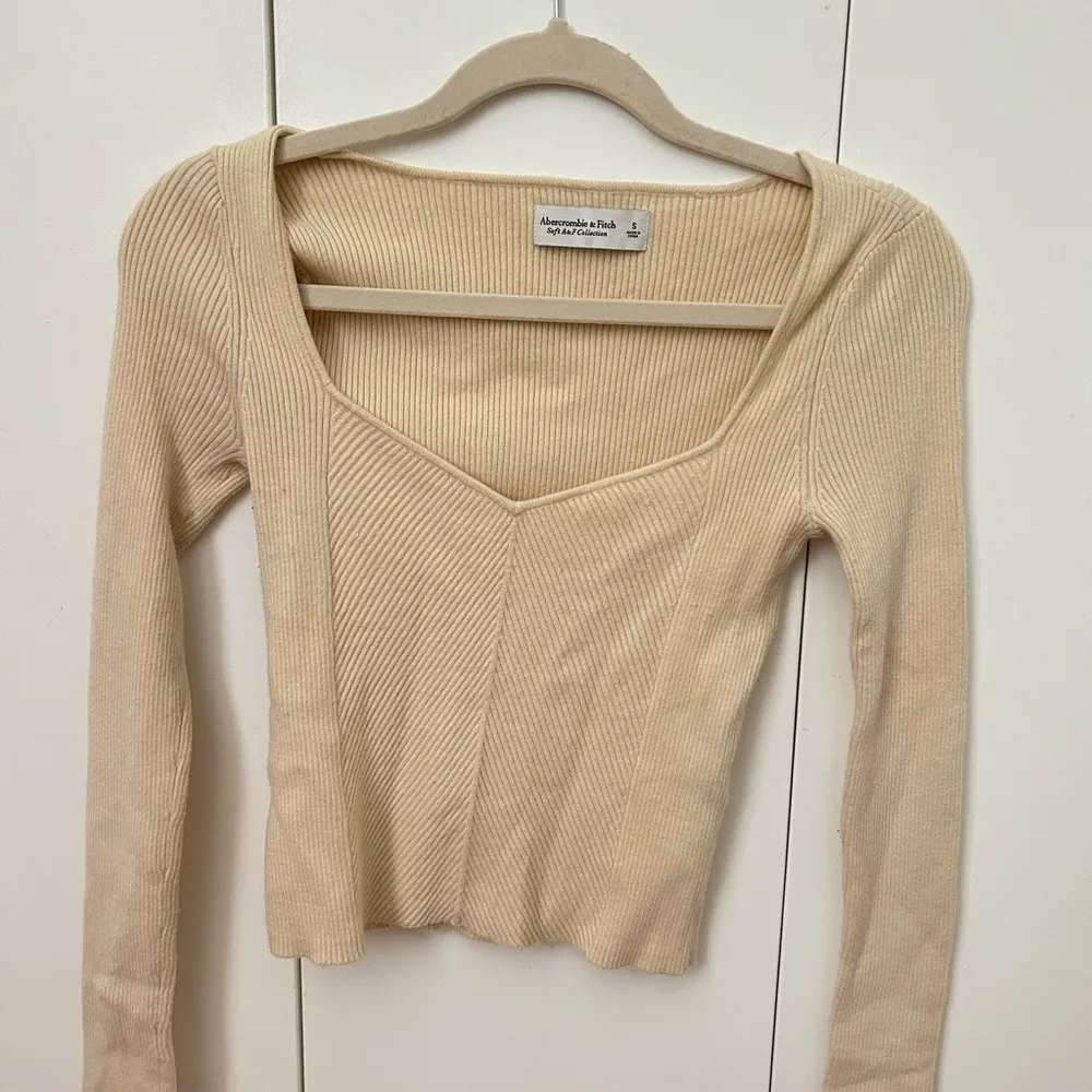 Abercrombie & Fitch Sweater - Image 3