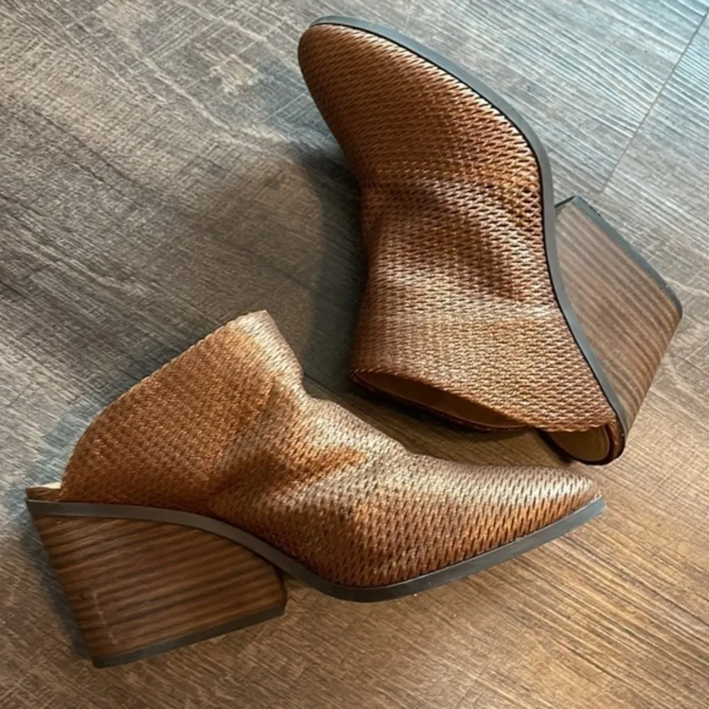 Lucky brand LARSSON clog color is called Cedar - Image 4