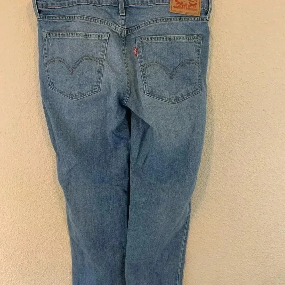 Levi's boyfriend jean sz 27 lowrise medium wash slight distressing casual comfy - Image 6