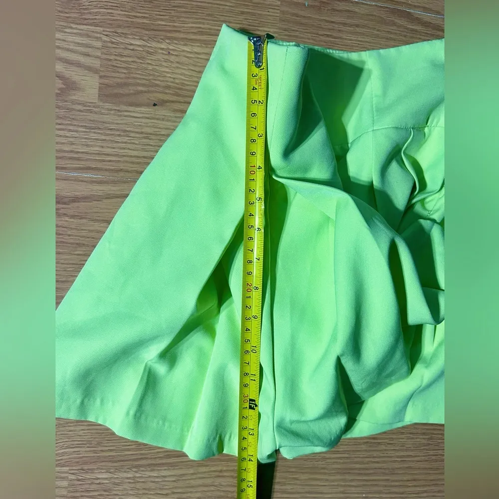 Do+Be light neon yellow/green pleated mini skort. Women’s small - Image 8