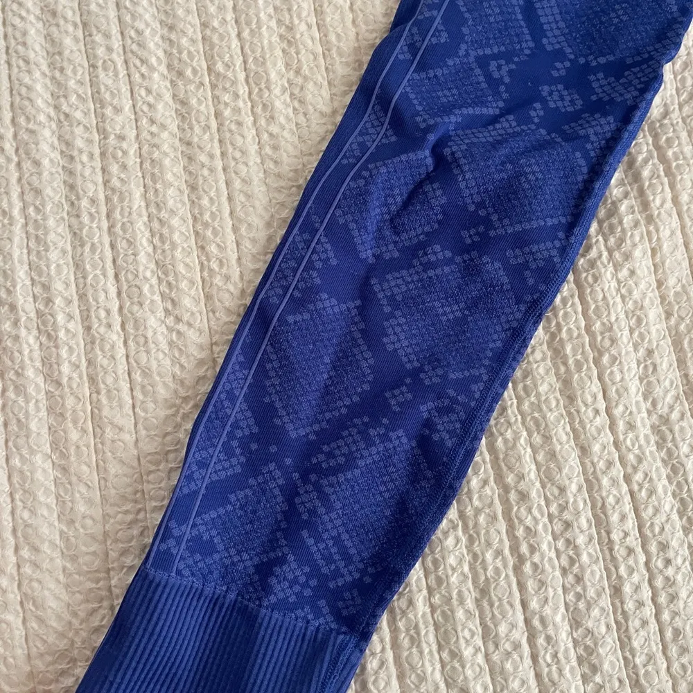 Lululemon Ebb To Street Pants Womens Heather Sapphire Blue Seamless Snakeskin - Image 6