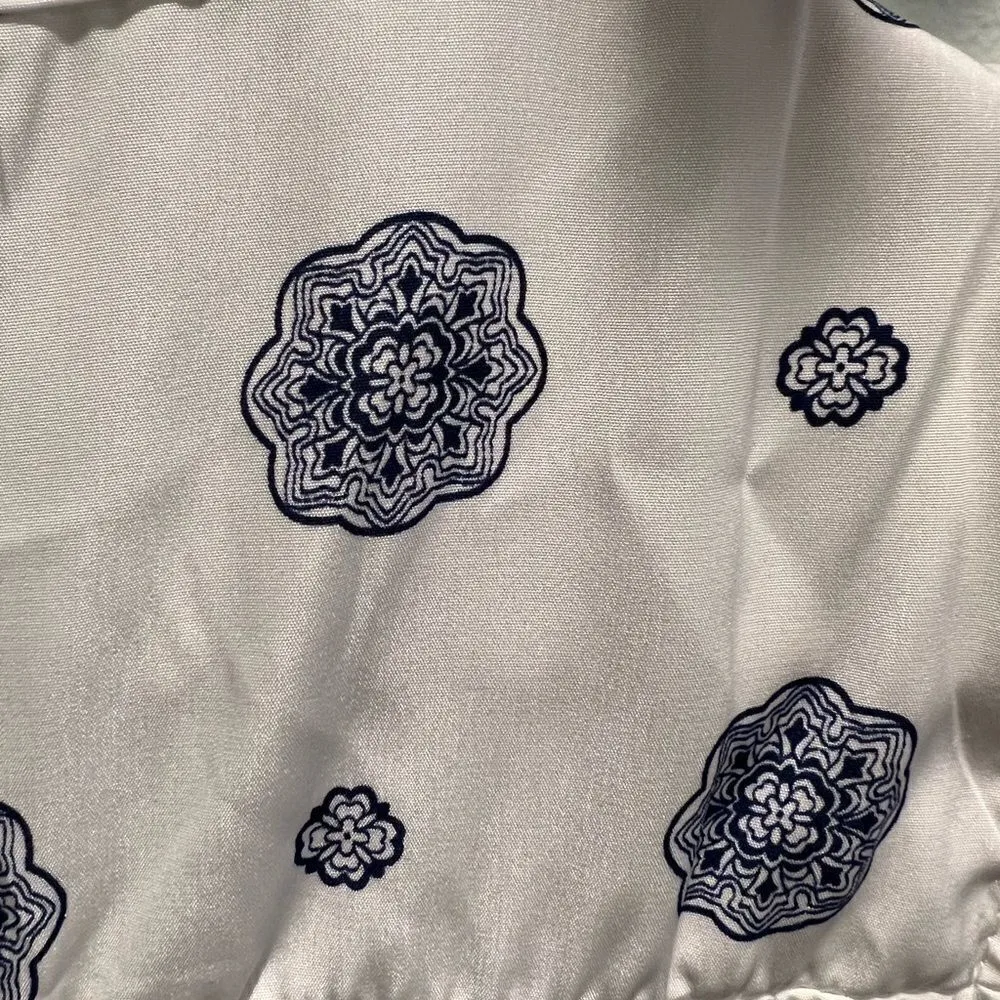 41 Hawthorn blue and white sleeveless blouse with button front and tie neckline Size L - Image 3