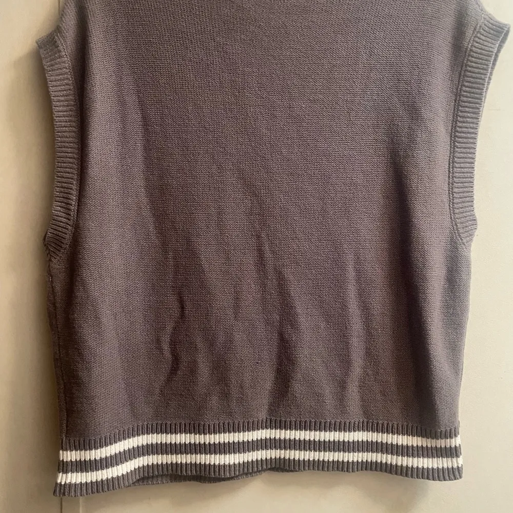 Women’s medium vest. Cable knit V neck relaxed fit. - Image 2
