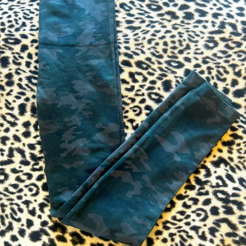 NWT! SPANX Women's Sz M Look at Me Now Seamless Leggings FL3515 Black Camo - Image 2