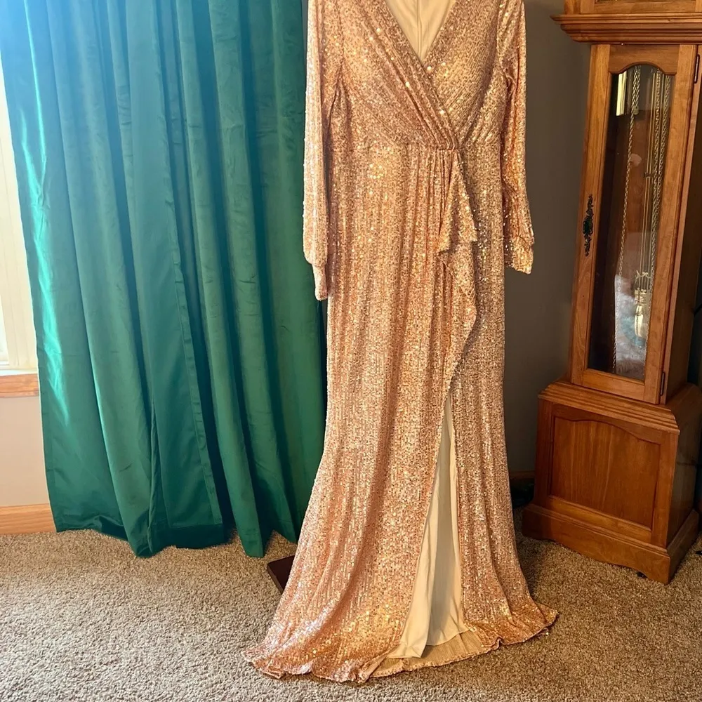 Stunning Mermaid Rose Gold Sequined Dress with Sleeves and Slit Size XXL - Image 8