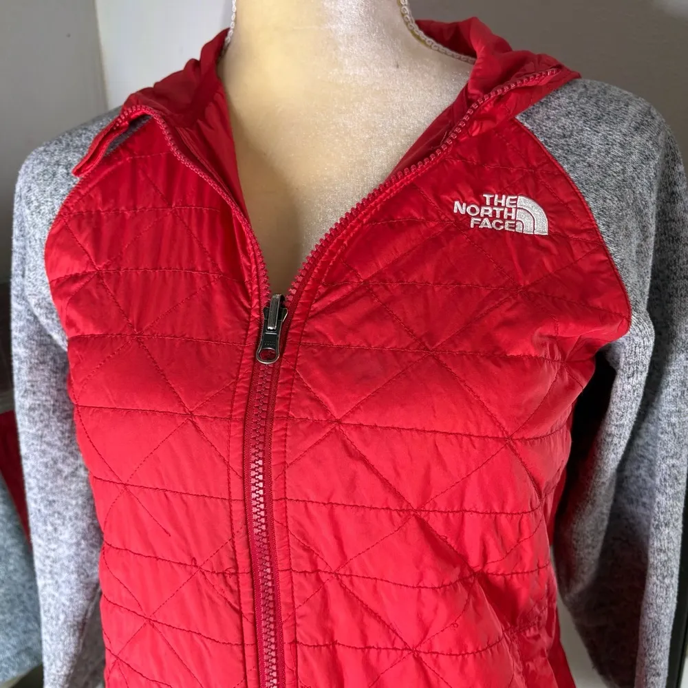 North face jacket boys m fits petite woman size s/m - Image 4