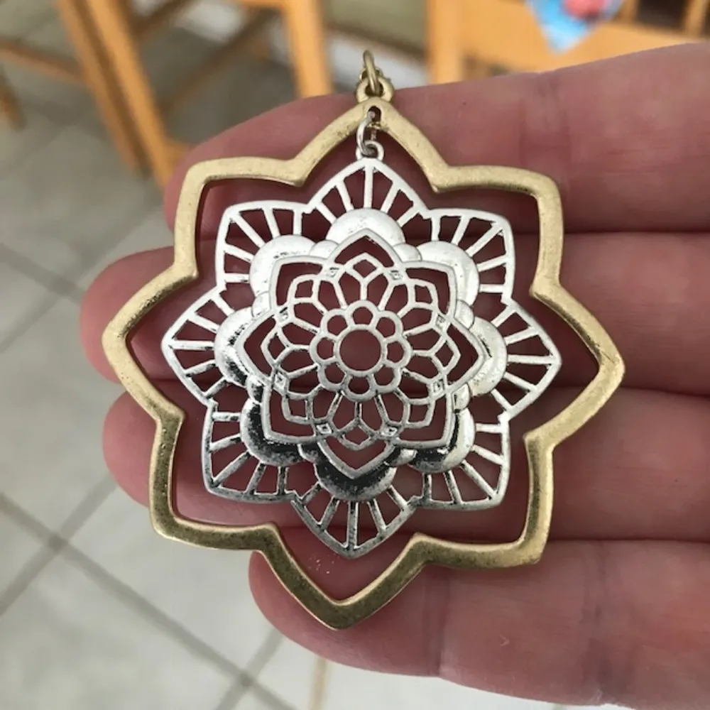 Floral Shape Pendant Open Cut on 30" Chain New - Image 3