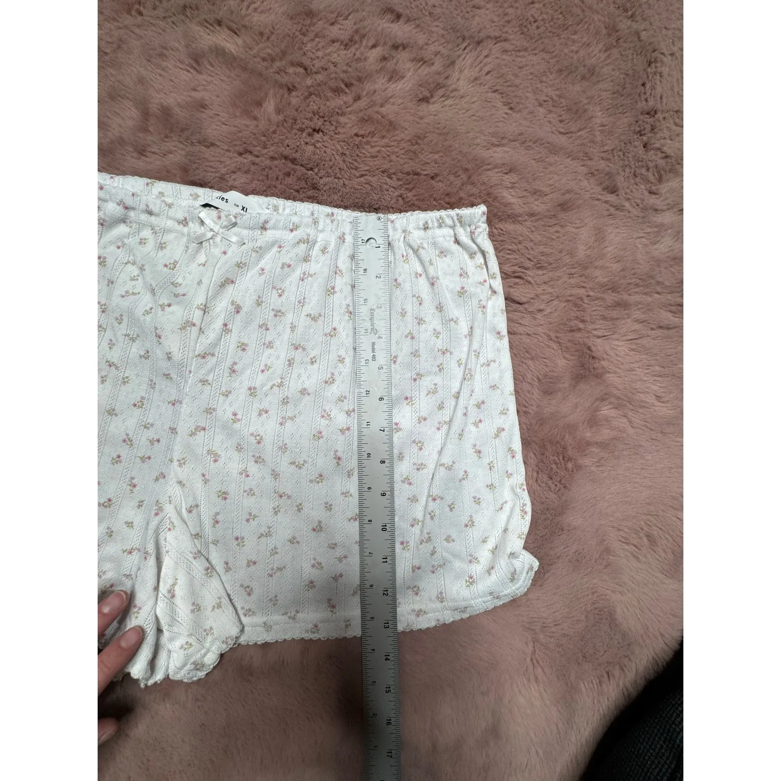 Lefties Women’s Large White Floral Lace Mini Shorts Bow Detail - Image 5