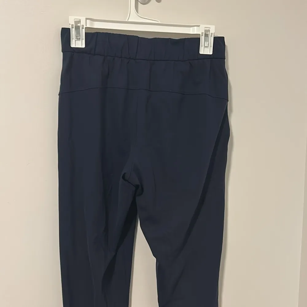 Lululemon Navy Blue On The Fly Jogger Pants Travel Athletic Hiking Size 4 - Image 4