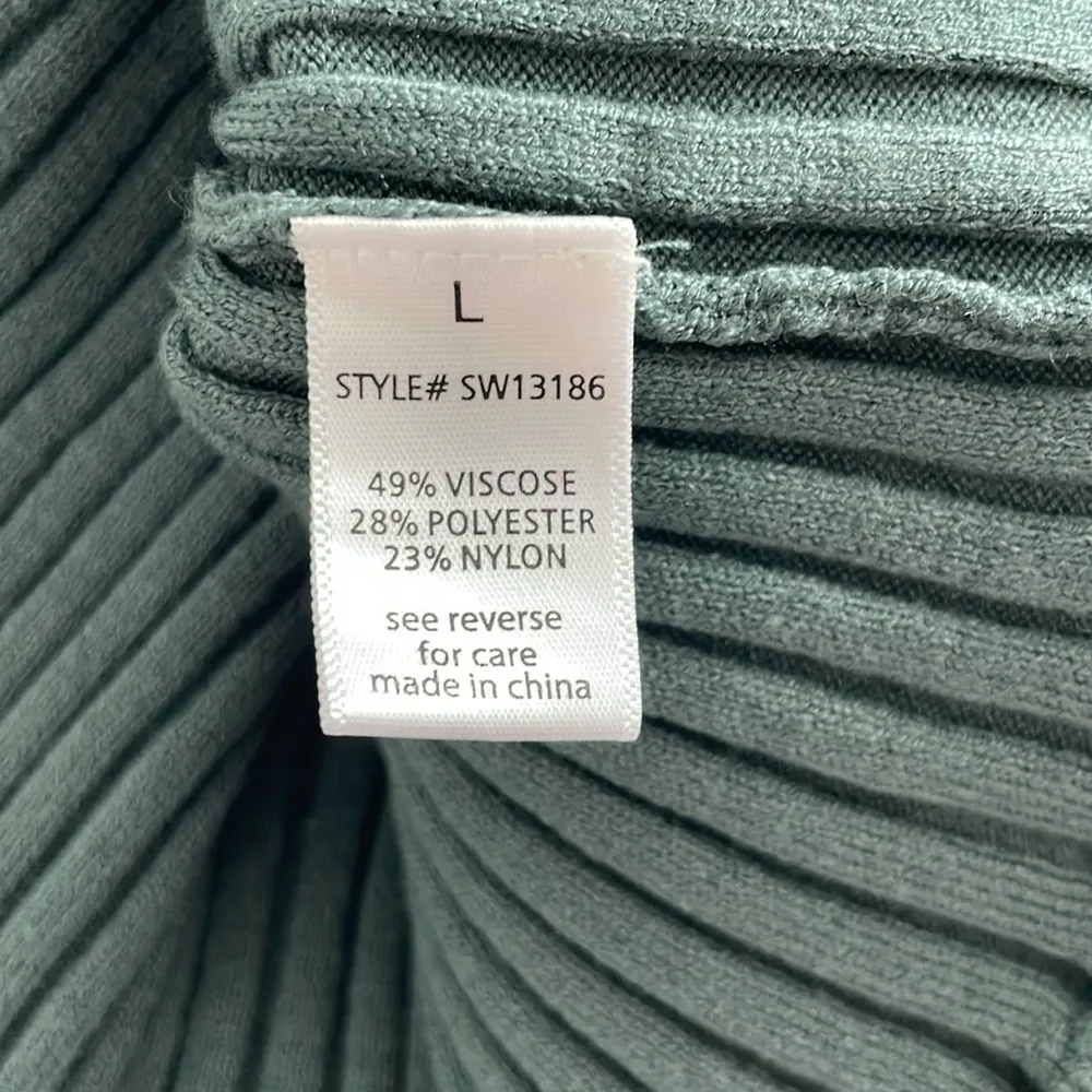 NWT Active USA Women’s Green Button Up Cropped Long Sleeve w/ Ruffle Accent - L - Image 4